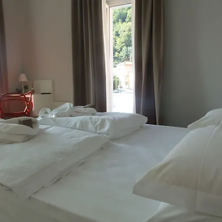 Hotell Albergo Dongo Dongo